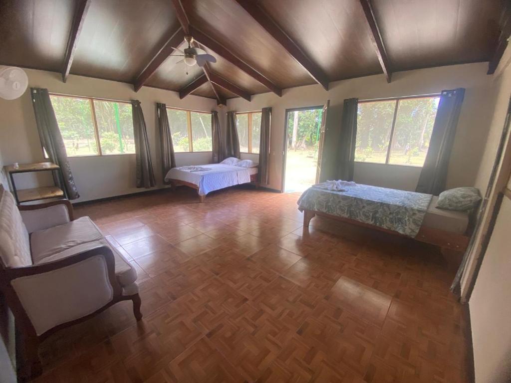JalobaLapa Verde Lodge的大房间设有两张床和一张沙发