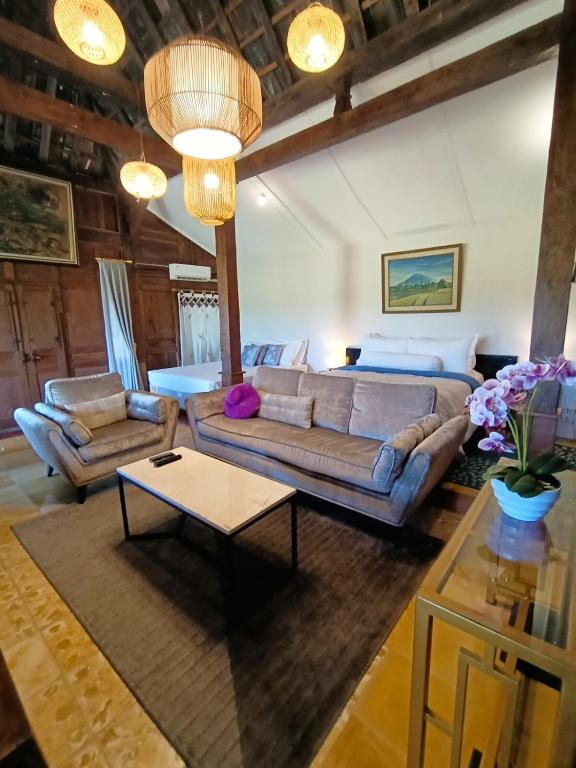 班图尔VILLACANTIK Yogyakarta triple bed for six persons的客厅配有沙发和桌子
