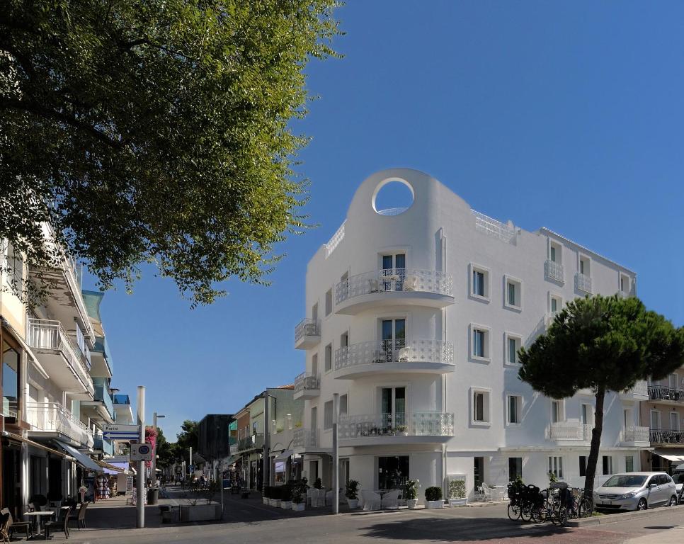 里乔内艾尔卡瓦利诺比安科酒店的一座白色的建筑,旁边是圆圈