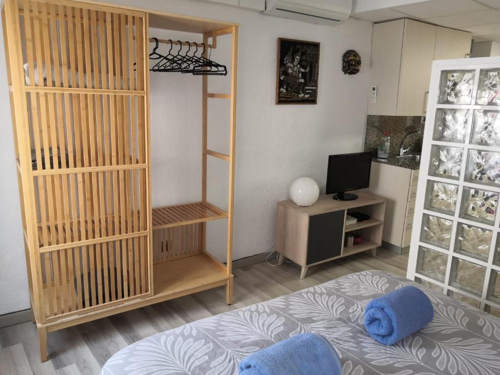 塔拉戈纳Jules et Jim Apartment的客房设有带一张床和一张书桌的卧室。