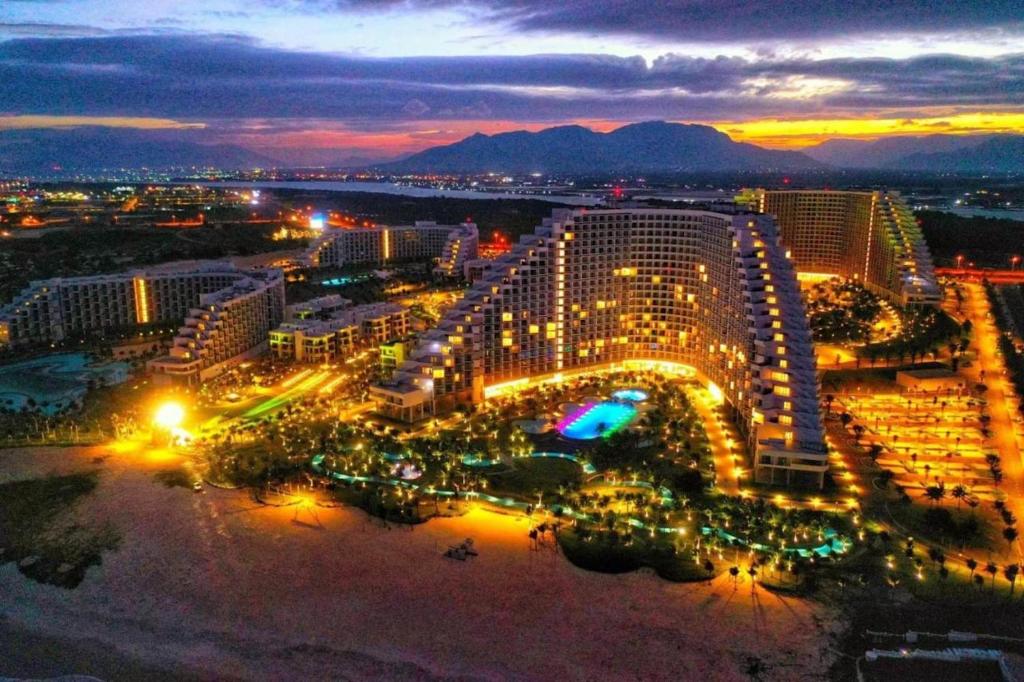 金兰Arena Apart-Resort Cam Ranh with Ocean view-Private beach的夜间灯光可欣赏到度假村的景色