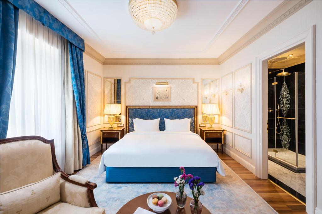 达沃斯Hotel Flüela Davos - The Unbound Collection by Hyatt的酒店客房,配有床和沙发