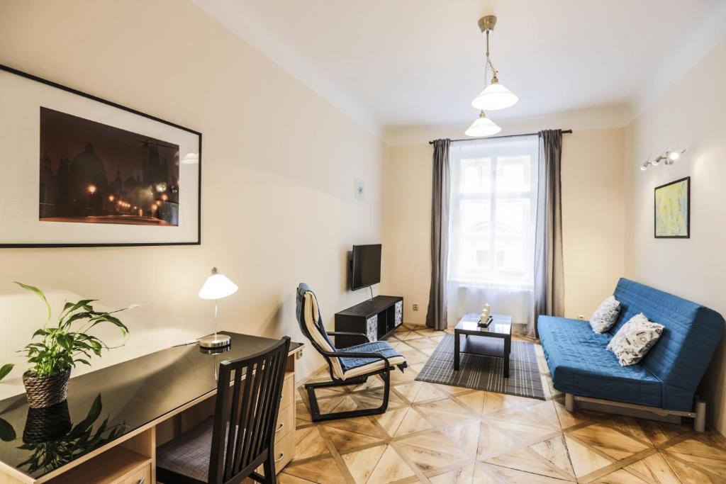 布拉格14号圣约之家公寓的客厅配有蓝色的沙发和桌子