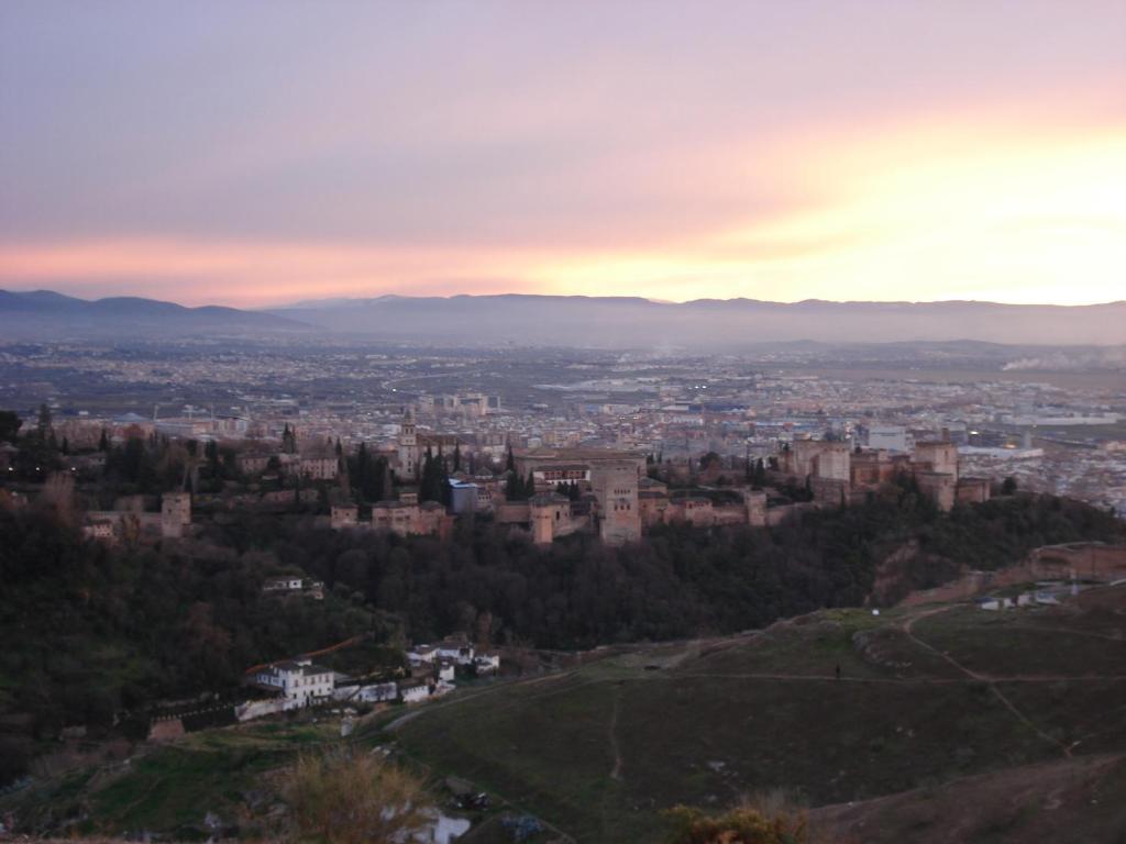 格拉纳达casa carmen alhambra的从山顶上可欣赏到城市美景