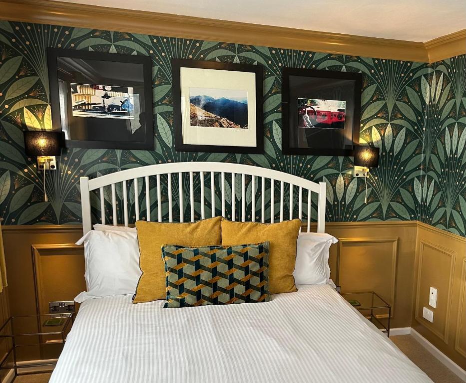 西卢港The Watermark的卧室配有白色床和花卉壁纸