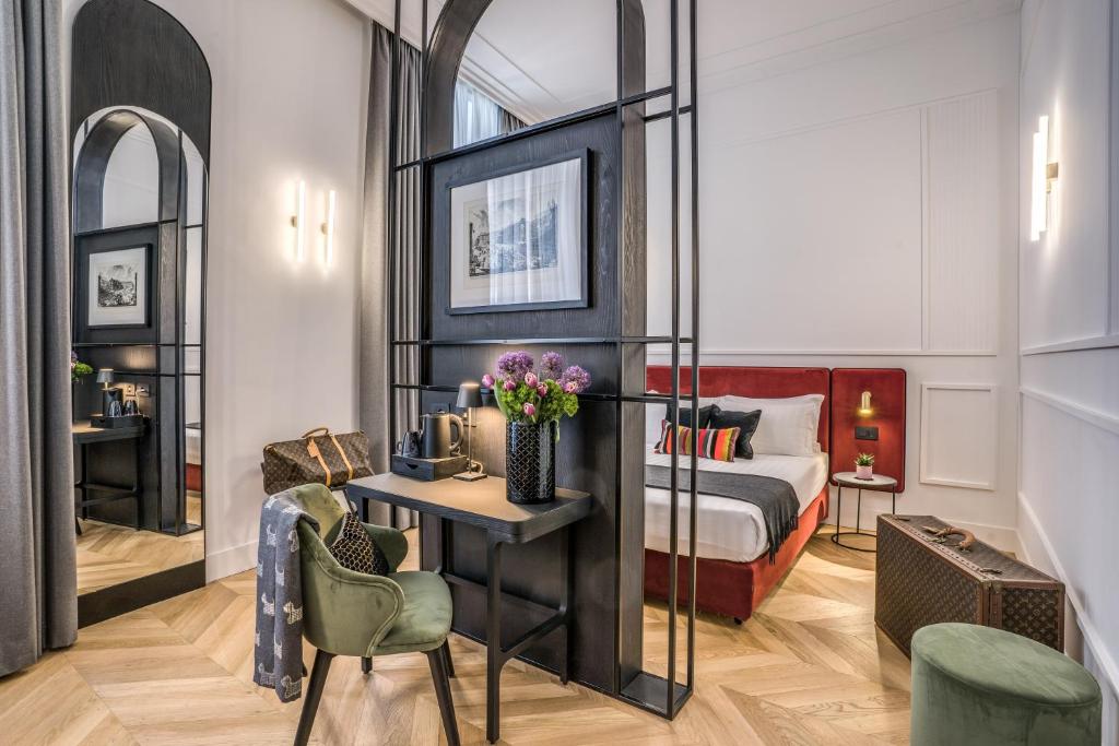 罗马Residenza Piranesi by Tree Charme的酒店客房带一张床、一张桌子和椅子