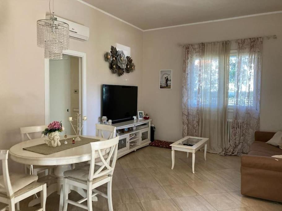 马里纳-迪-皮特拉桑塔la casa di Lillo的客厅配有桌子和电视