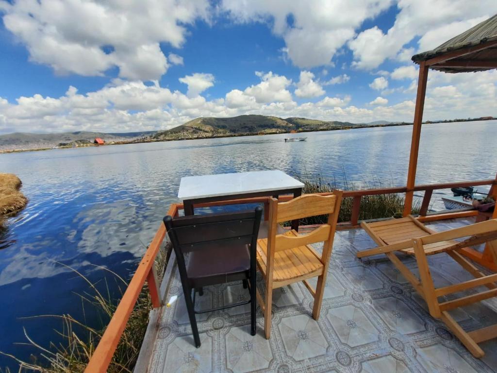 普诺Uros Titicaca UMA lodge的船上的桌椅