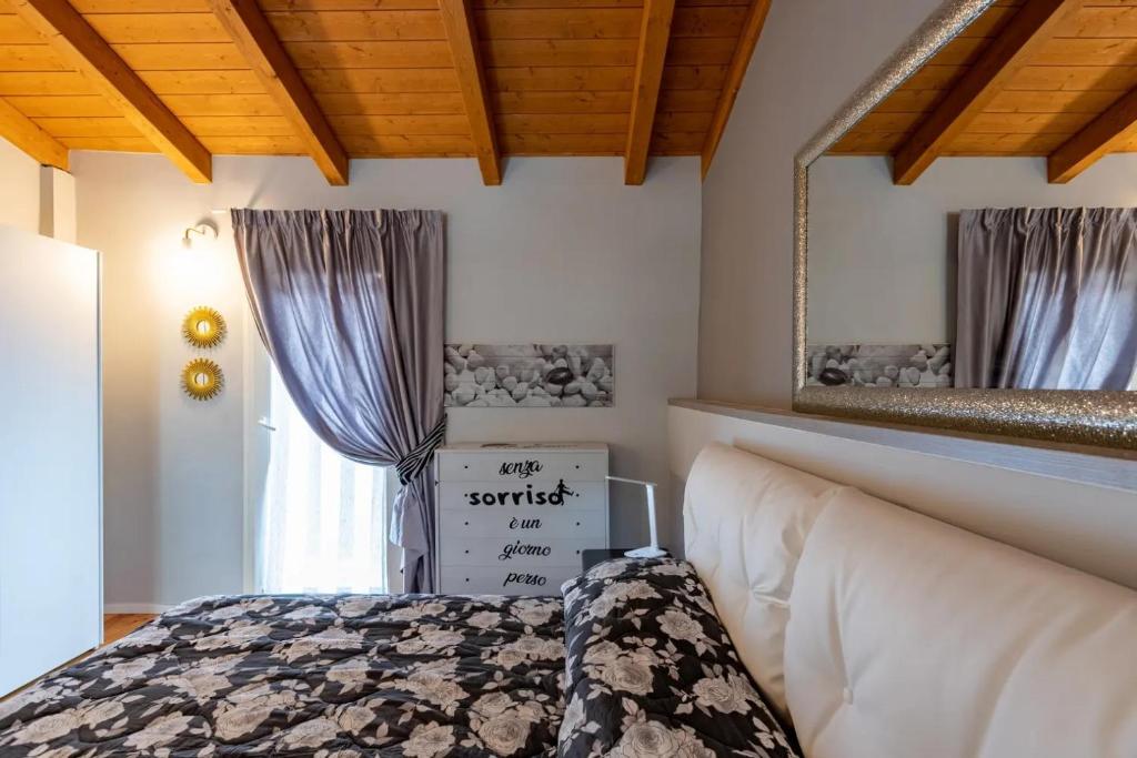 蒙多维Lori's Inn 2 Appartamenti Mondovì的卧室配有床和客房标志