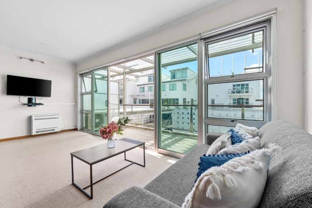奥克兰Metro Retreat - Auckland Central Apartment的带沙发和电视的客厅