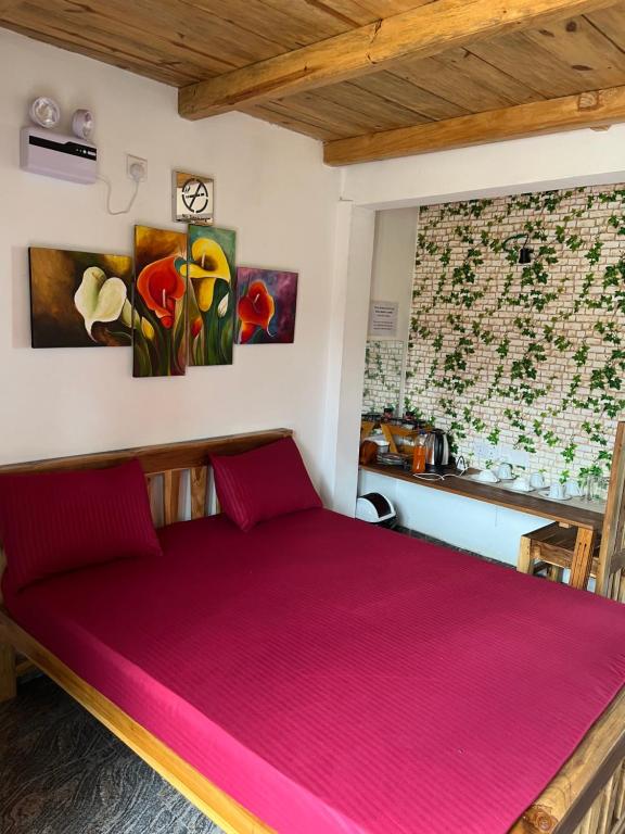 RattotaTwilight Villas的一间卧室配有一张带粉红色床单的大床