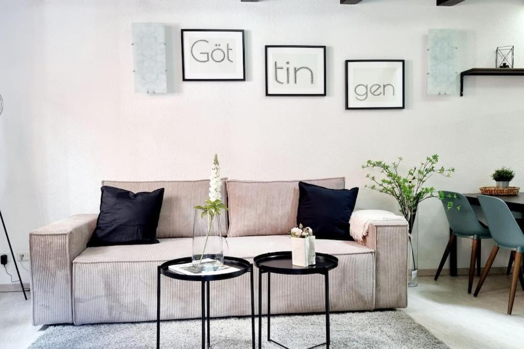 哥廷根City Apartment in Göttingen的客厅配有沙发和2张桌子