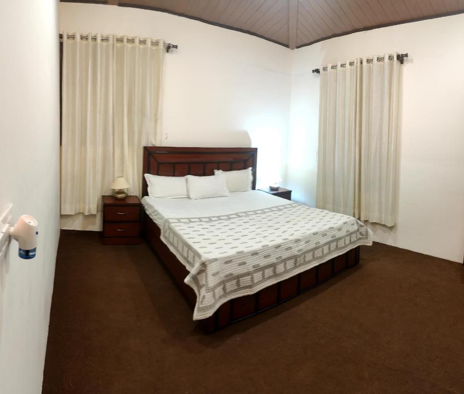 奈尼塔尔BNB Room的一间卧室配有一张大床和木制床头板