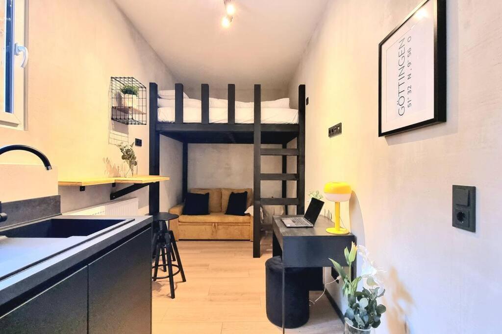 哥廷根City Apartment als Raumwunder的客房设有厨房和双层床。