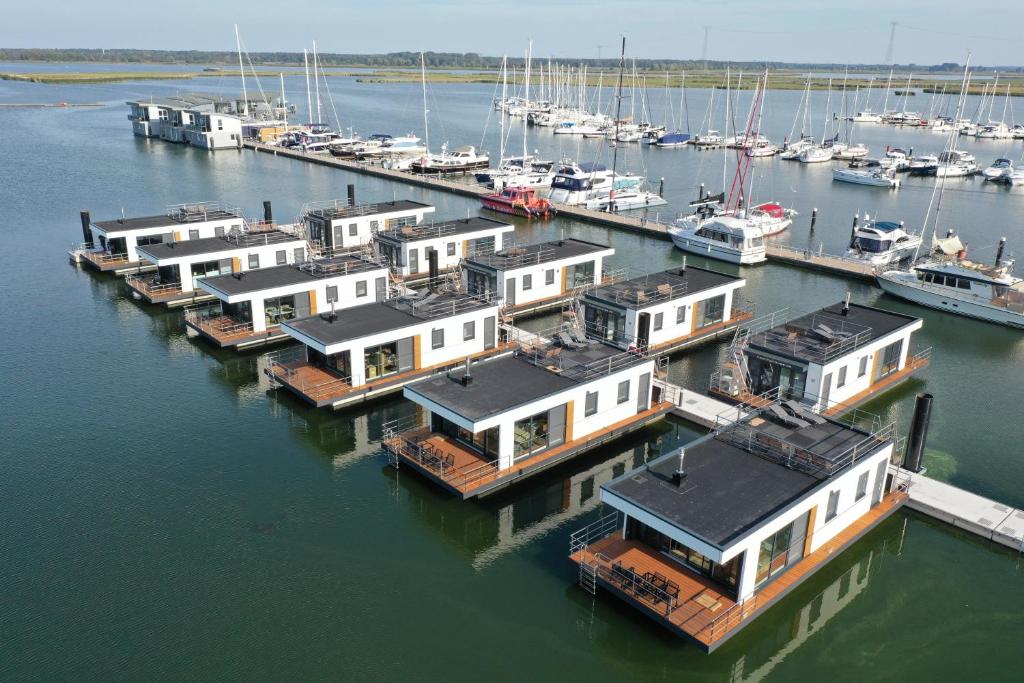 KröslinSchwimmende Häuser im BALTIC SEA RESORT的享有码头的空中景致,设有房屋和船只