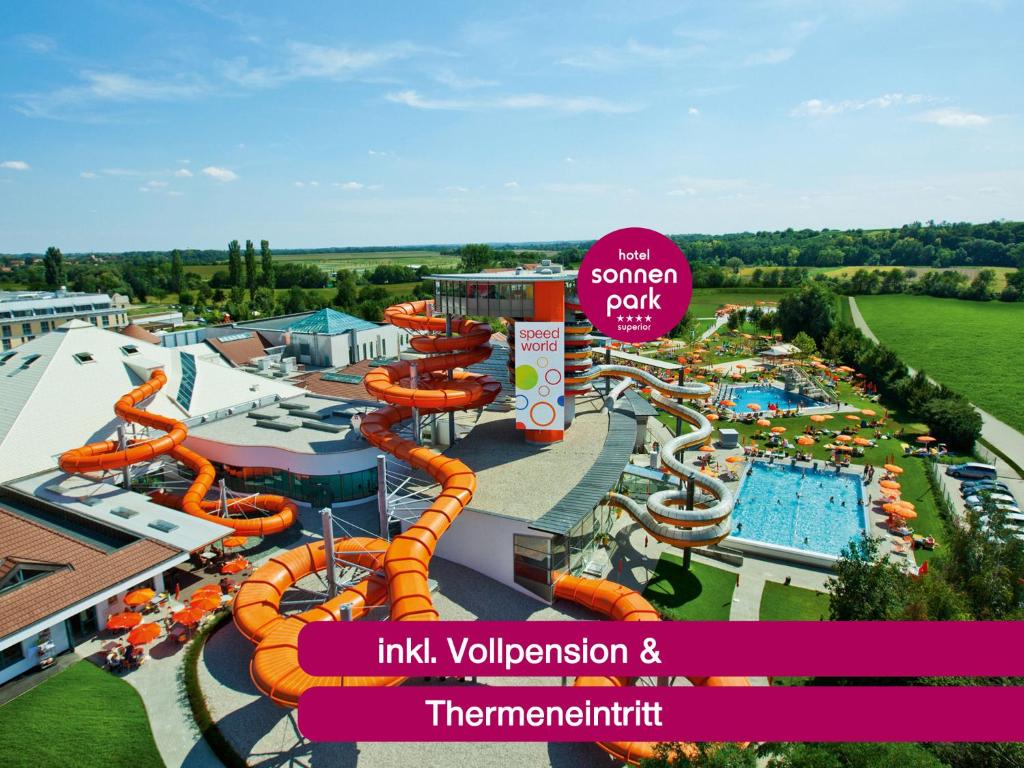 路茨曼贝格Hotel Sonnenpark & Therme included - auch am An- & Abreisetag!的享有带游泳池的水上公园的顶部景致