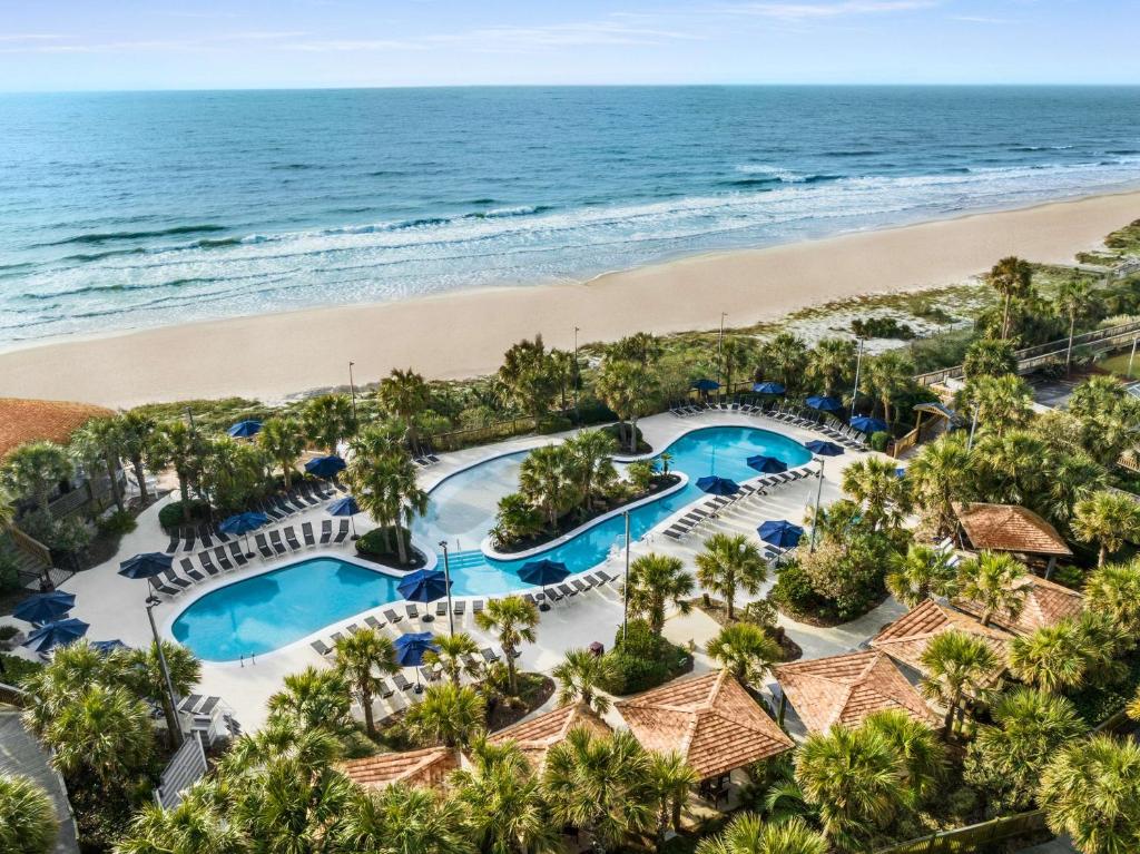 默特尔比奇Royale Palms Condominiums的享有游泳池和海滩的空中景致。