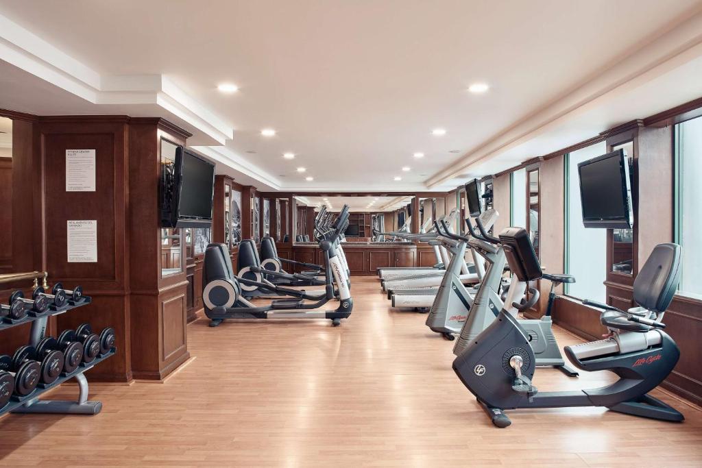 蒙特雷Wyndham Monterrey Ambassador Centro的健身房设有数台跑步机和有氧运动器材
