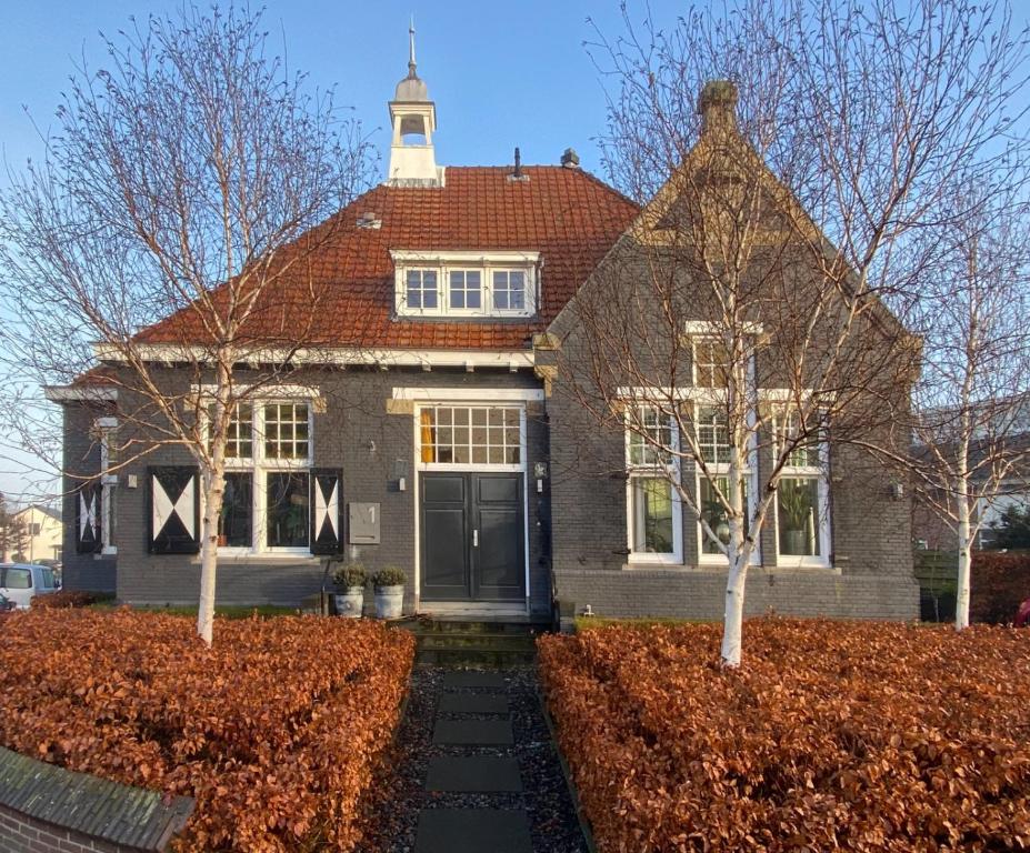 诺德克豪特Het Oude Raadhuis的一座房子的顶部有一个钟楼