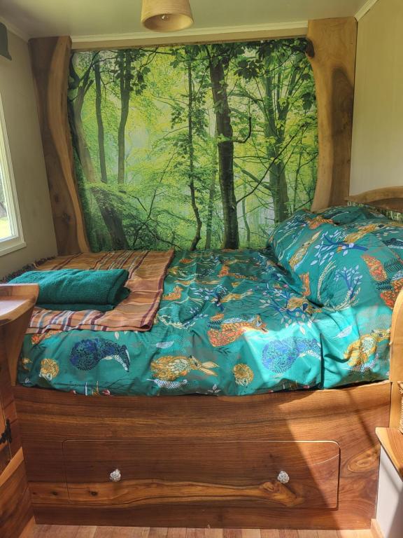 坎特伯雷Courtlands farm camping and glamping的一间卧室配有一张壁画床