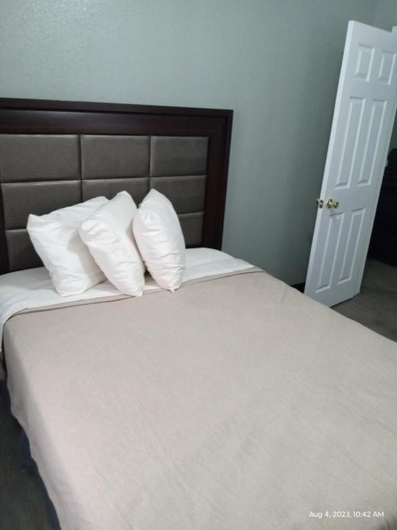 桑福德Homes -N - Courts的一张带白色床单和枕头的床