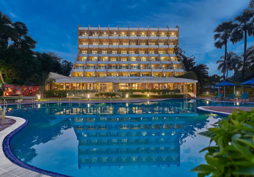 孟买度假酒店的夜间带游泳池的酒店