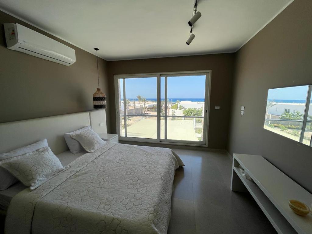 马特鲁港Villa Almaza 5 bedrooms的一间卧室设有一张床和一个大窗户