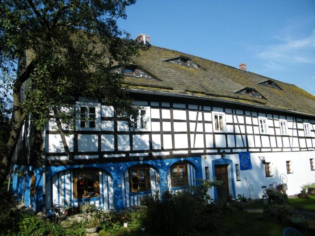 希维拉杜夫-兹德鲁伊Gesamtes Ferienhaus in Wolimierz mit Offenem Kamin的白色和蓝色的大建筑,屋顶