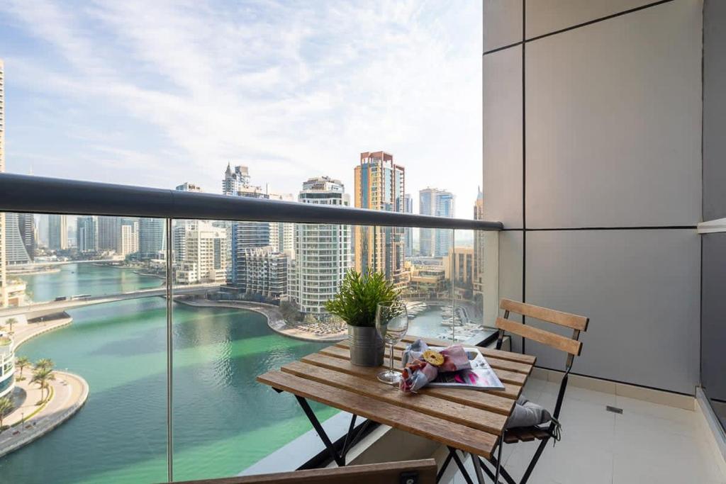 迪拜Frank Porter - BayCentral的阳台设有木桌,享有城市美景。