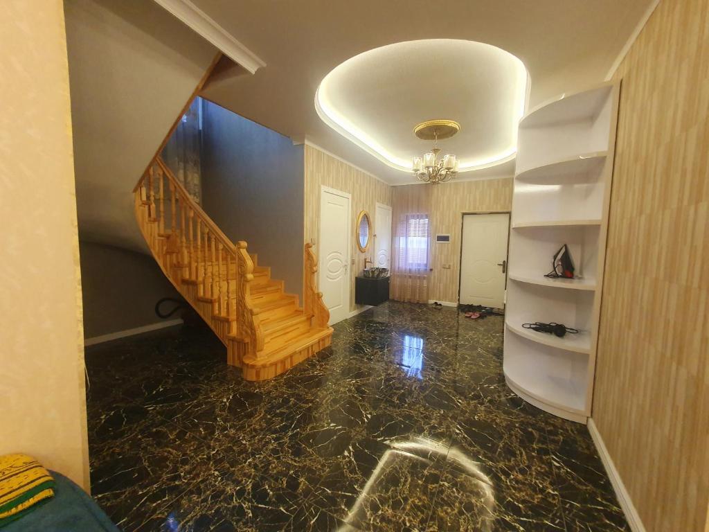 库巴Villa in Quba的房屋内带楼梯的走廊
