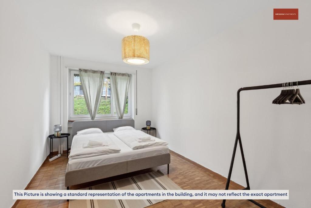 苏黎世15-Min to Zurich Center: Cozy Apartment的白色的客房设有床和窗户。