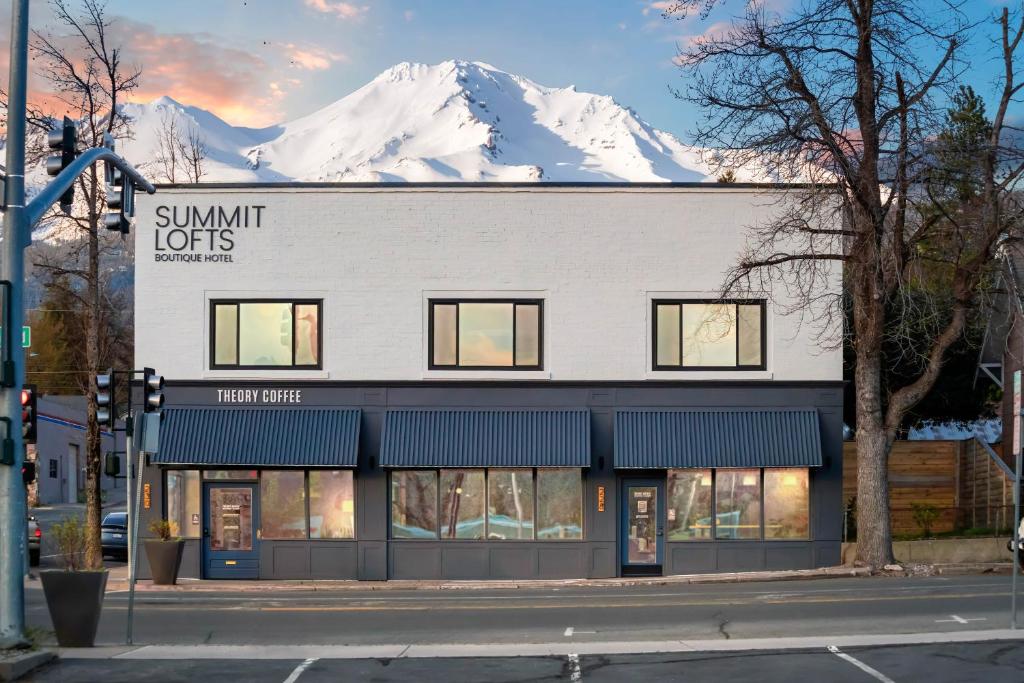 沙斯塔山Summit Lofts Boutique Hotel的一座有雪覆盖的山的建筑