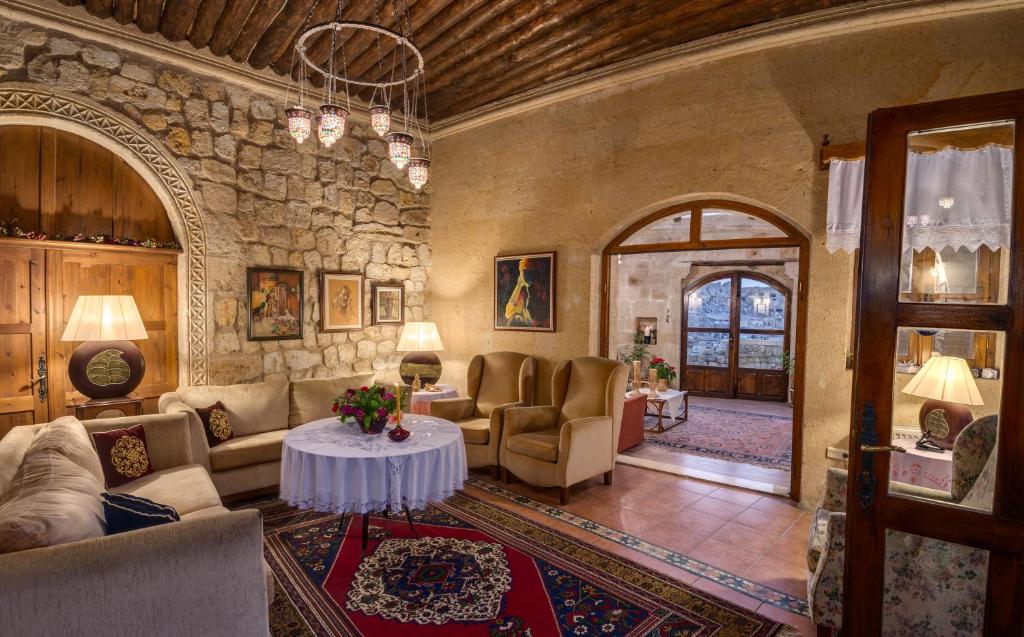 于尔居普特米尼伊维酒店的客厅配有家具和石墙