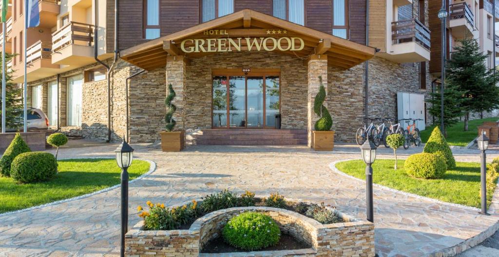 班斯科Green Wood Hotel & Spa Bansko的一座有绿木标志的建筑