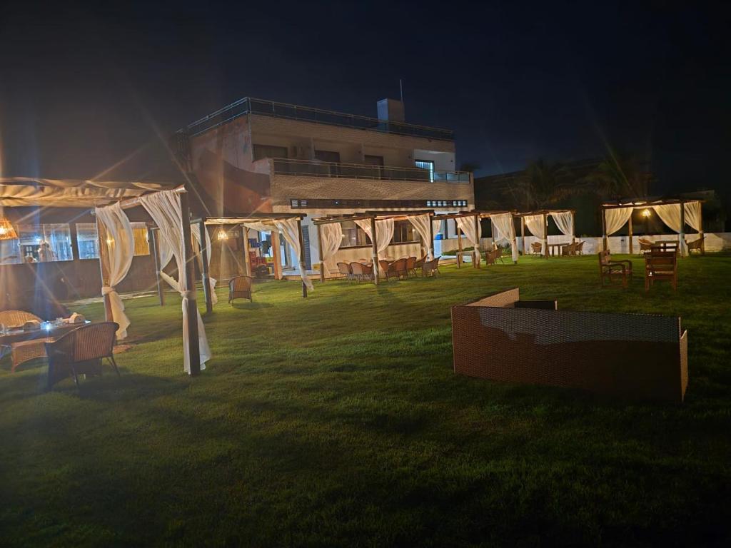 Barra de TabatingaPraia das Tartarugas的一群帐篷在晚上在田野里