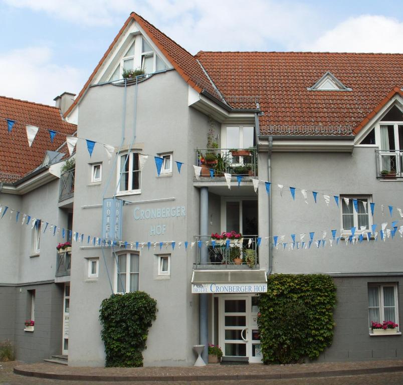 拉登堡Hotel Cronberger Hof的上面有蓝白旗的建筑
