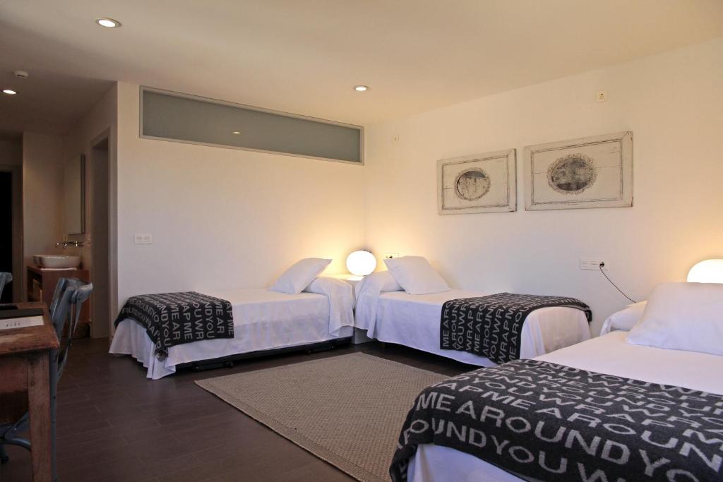 卡斯特罗赫里斯波萨达印象酒店的酒店客房设有两张床和一张桌子。