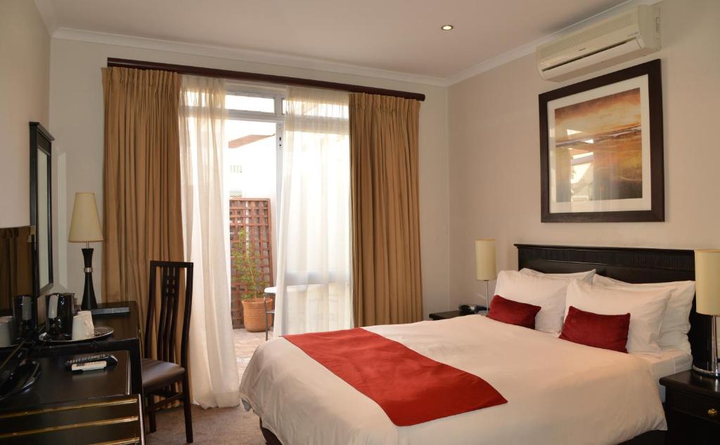 伍斯特Cumberland Hotel Worcester的酒店客房设有床和窗户。