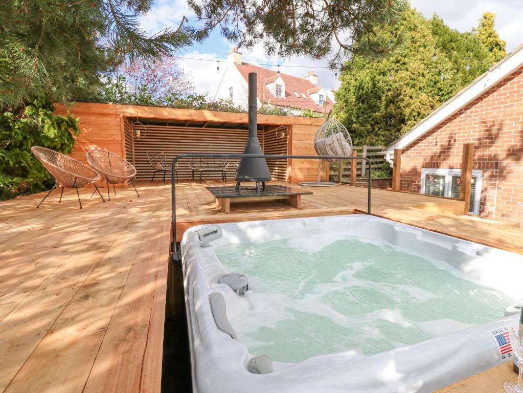 杜伦Arbour House Farm Bungalow的房屋甲板上的热水浴池