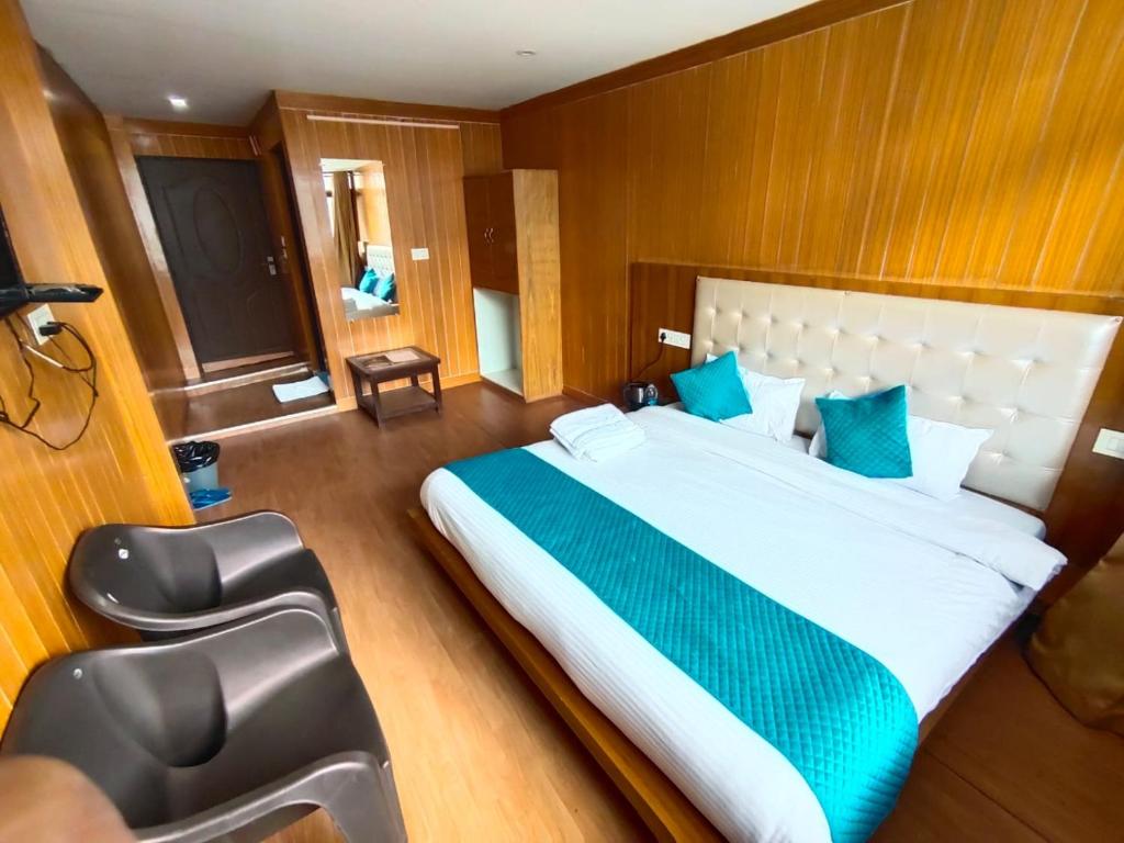 乔斯希马特Thesleepingbeautyhotel的卧室配有带蓝色枕头的大型白色床