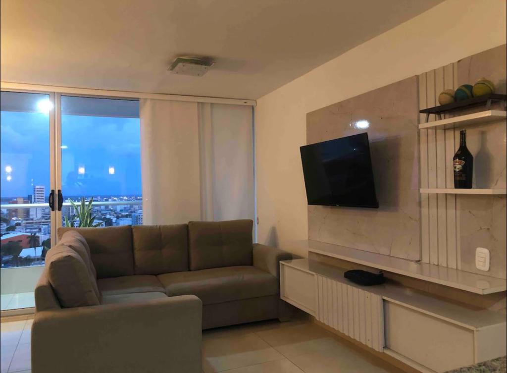 巴兰基亚Norte Barranquilla amoblado的带沙发和平面电视的客厅
