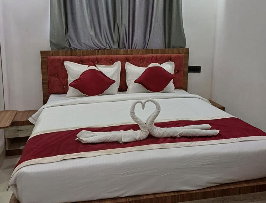 德奥加尔Hotel Shobhani的一张用毛巾制成的天鹅床