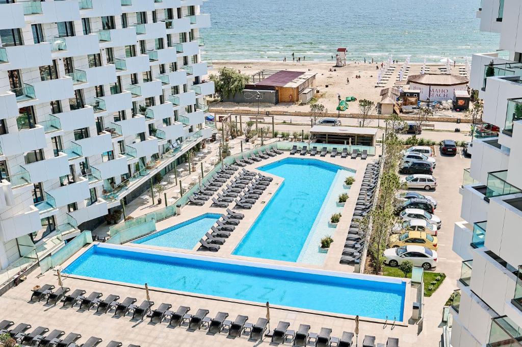 北马马亚-讷沃达里Aqua Vista Infinity Apartament Lux Vedere La Mare - Resort & Spa的享有酒店空中景致,设有游泳池和海滩