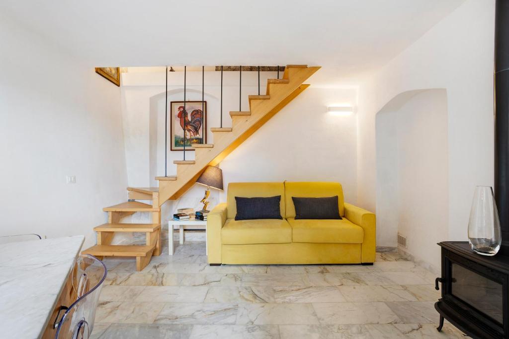 LuniVillino Marco的客厅设有黄色沙发和楼梯。