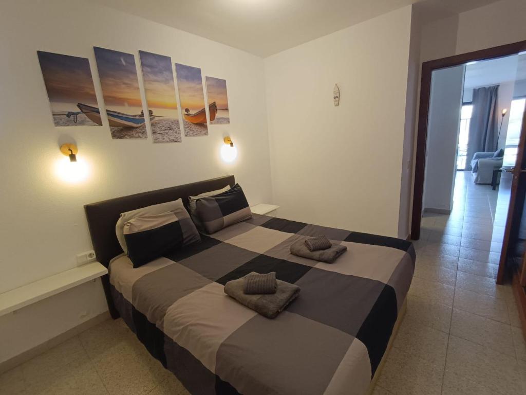 科斯塔德安提瓜Apartamento LIFE Complex Amaya Fuerteventura的一间卧室配有一张大床和两条毛巾
