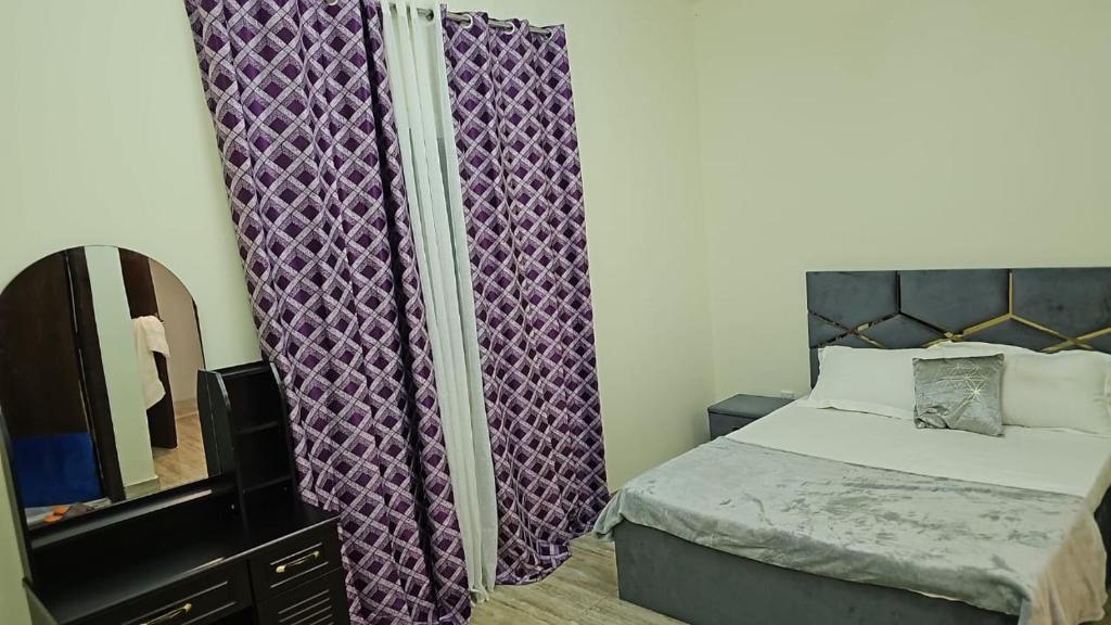 迪拜Luxury Rooms的一间小卧室,配有一张床和镜子