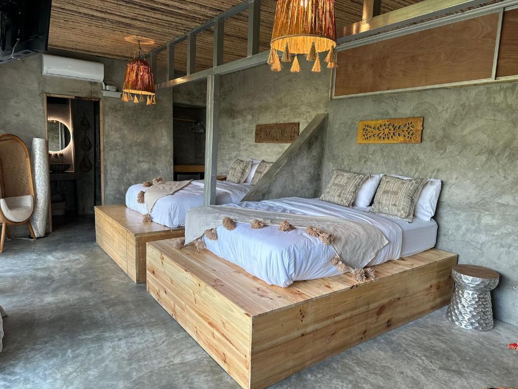 曼努埃尔安东尼奥Casa Lamia的配有两张床的房间