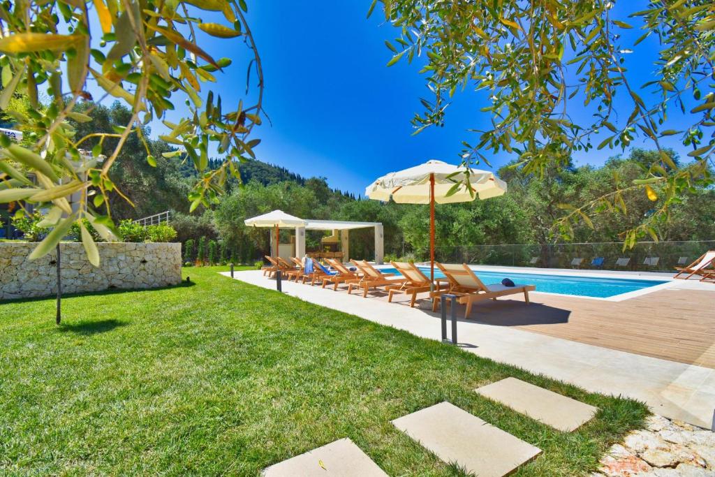 AlepochórionMinerva Estate Corfu的后院设有带椅子和遮阳伞的游泳池