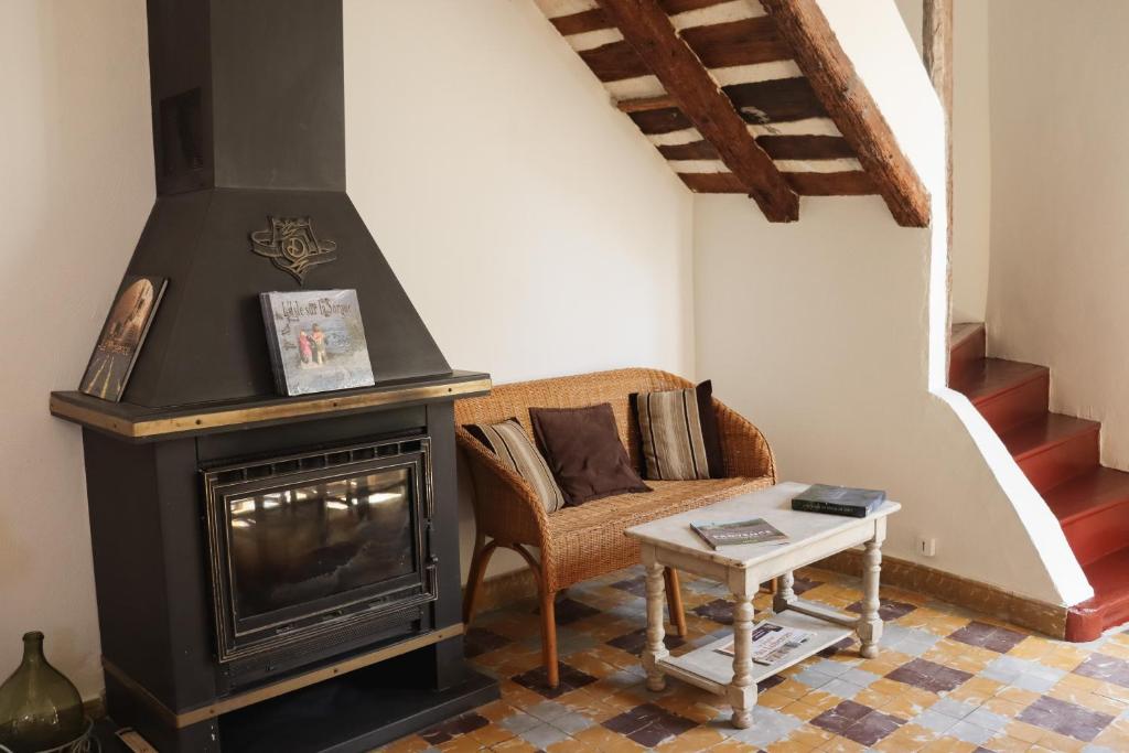 罗宾鲁伯龙Gîte de l'Escanson un temps pour soi的客厅设有壁炉和沙发。