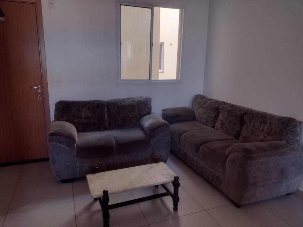 里贝朗普雷托Manacá的客厅配有沙发和椅子